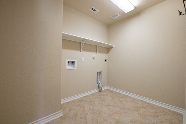 Building Photo - Large Open Floorplan Located in Redbird Ra...