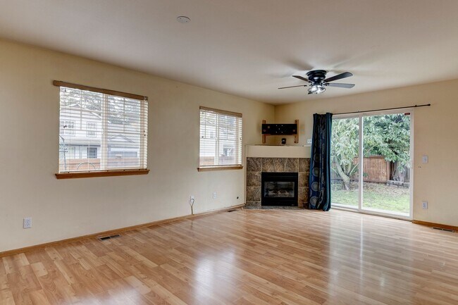 Foto del edificio - 3-bedroom, 2.5-bathroom Pet Friendly Home