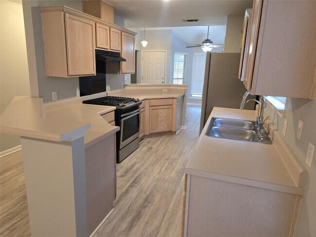 Foto del edificio - 4911 Edenbourgh Ln