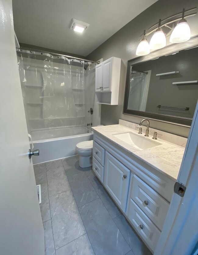Main Bathrom - 3123 Thornton St NW