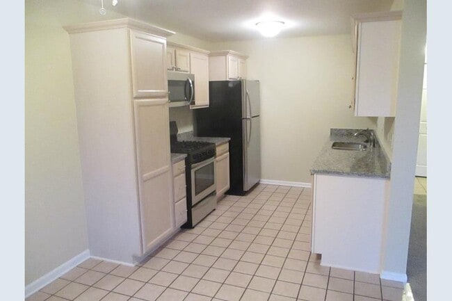 Building Photo - 377 Newport Ln