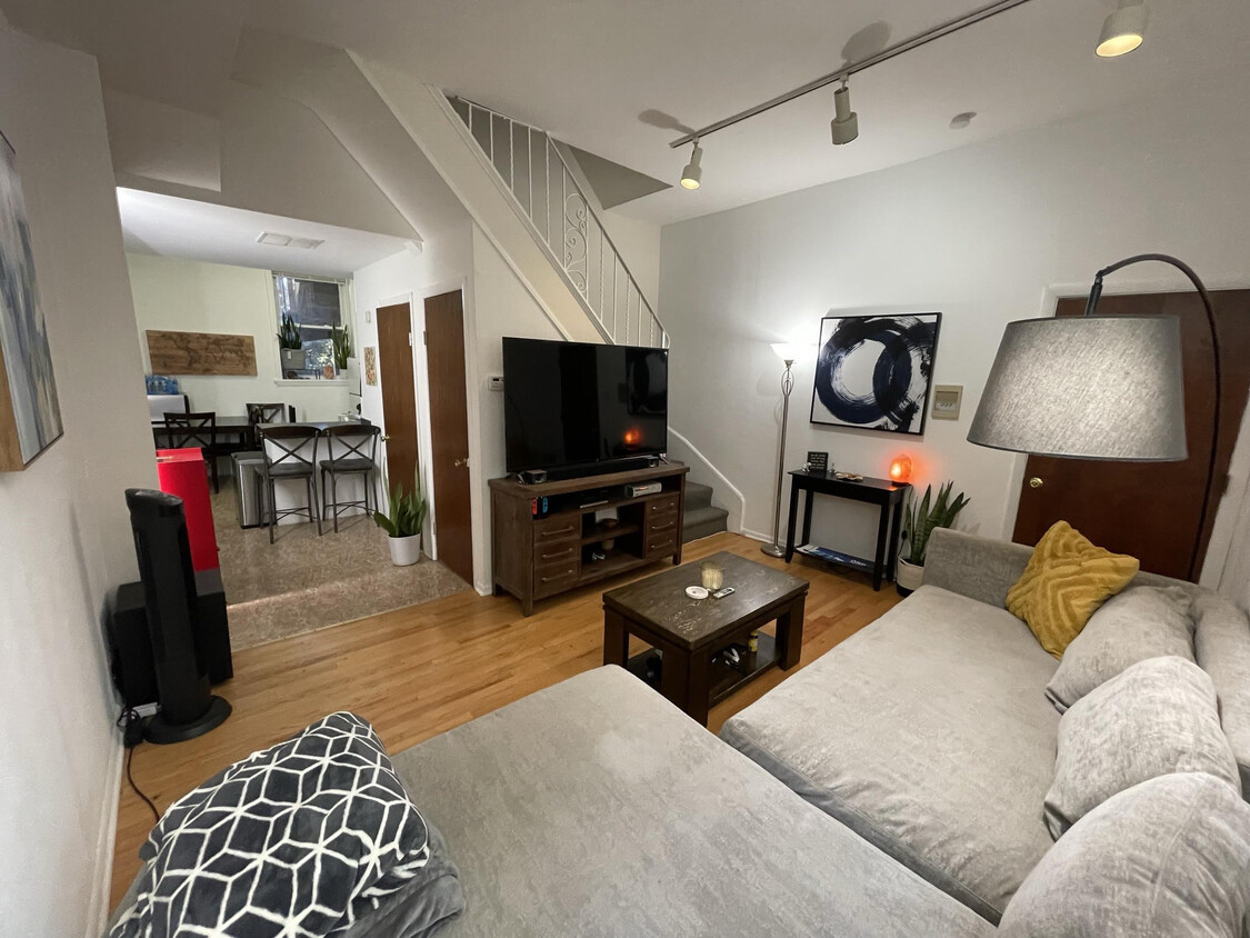 Foto principal - 448 W Saint James Pl