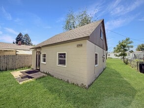 Building Photo - 3044 Hickory Grove Ave