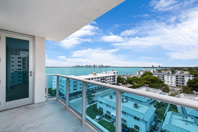 Foto del edificio - 7501 E Treasure Dr