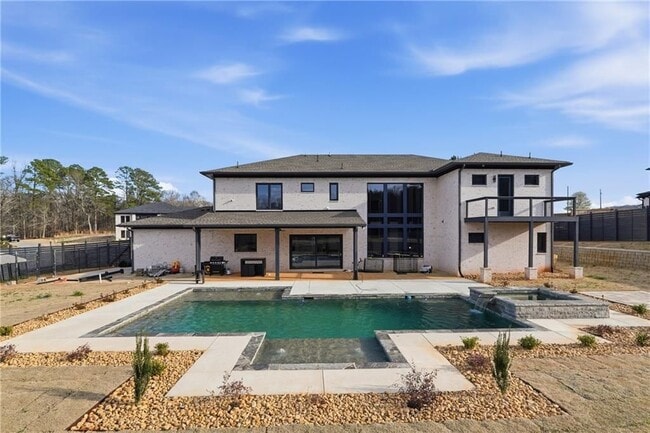 Building Photo - 556 Versailles Dr