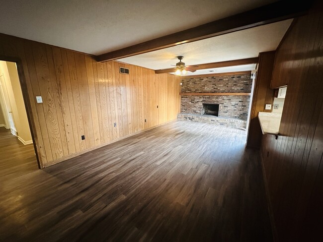 Building Photo - 2 BONUS ROOMS, PRIVATELY OWNED!!!! READY F...