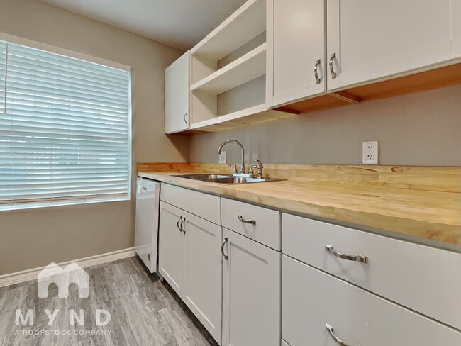 Building Photo - 1507 Cardinal Dr