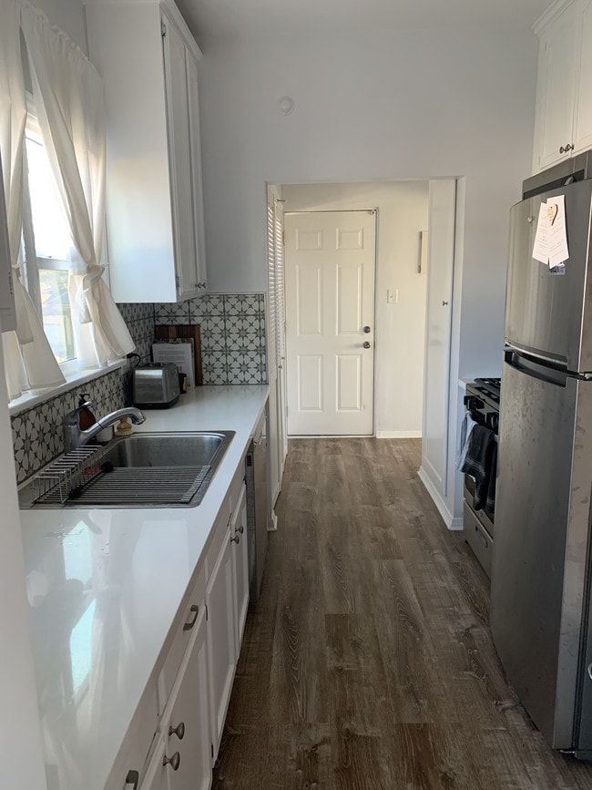 Building Photo - 2541 S Burnside Ave