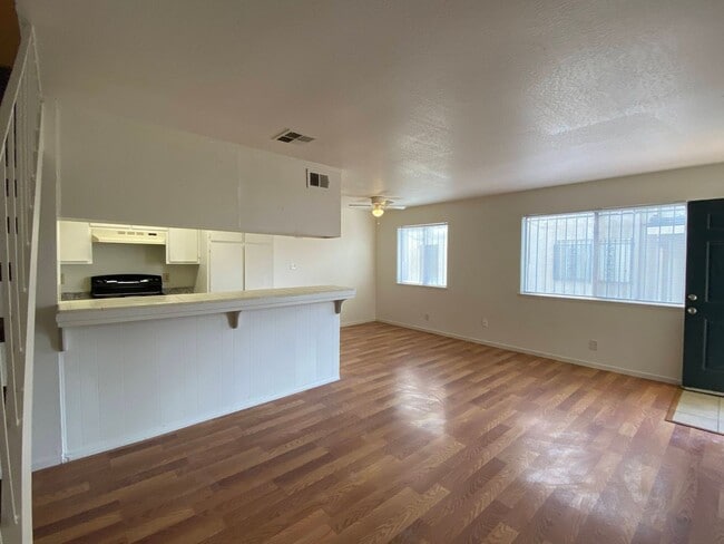 Building Photo - Large Two Bedroom Townhouse in Cal Villa