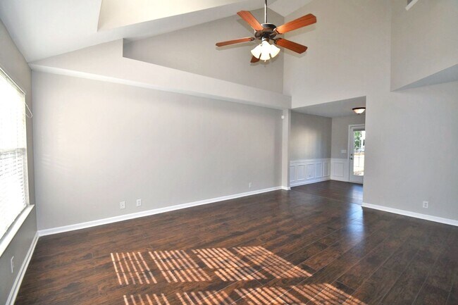 Building Photo - Large 5BR/2.5BA+Bonus Mboro home in Oaklan...