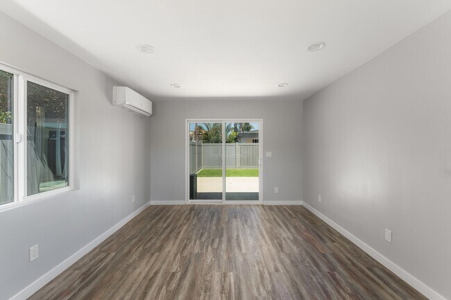 Foto del edificio - Luxurious 1-Bedroom Apartment with Private Yard in the Heart of Carlsbad / ALL UTILITIES INCLUDED...