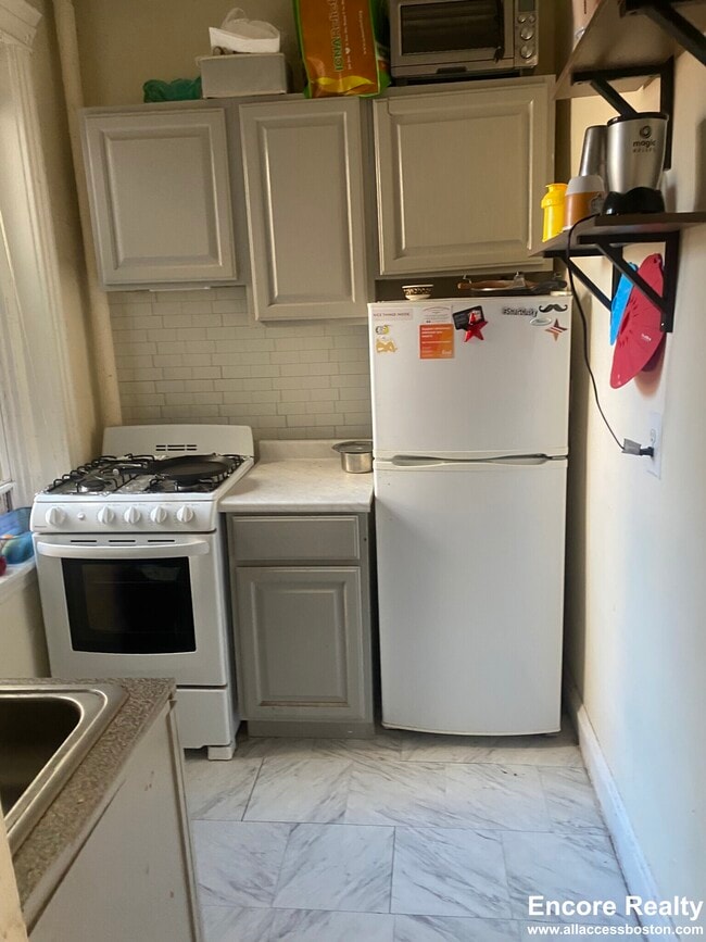 Building Photo - 364 Riverway