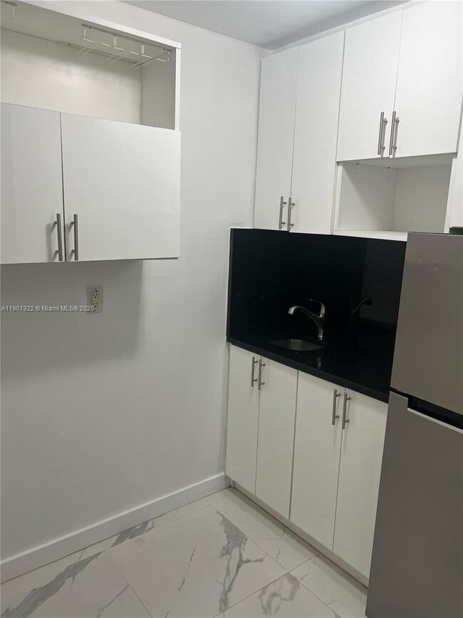 Foto del edificio - 9920 SW 32nd St