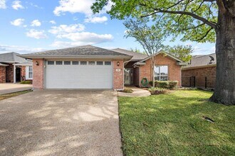 Building Photo - 200 Bluebonnet Ln