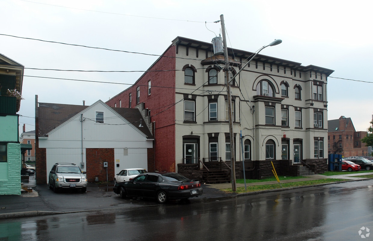 Building Photo - 514 E Willow St