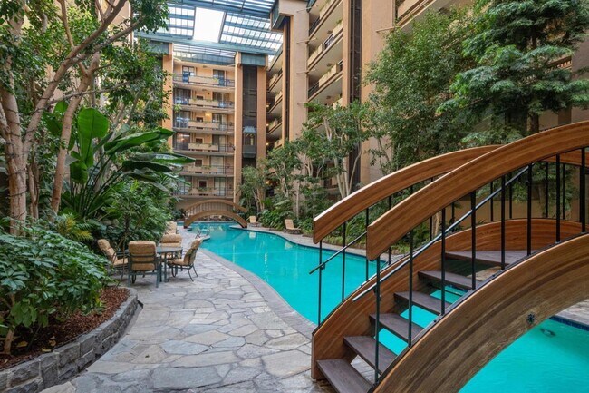Foto del edificio - 555 Laurel Ave