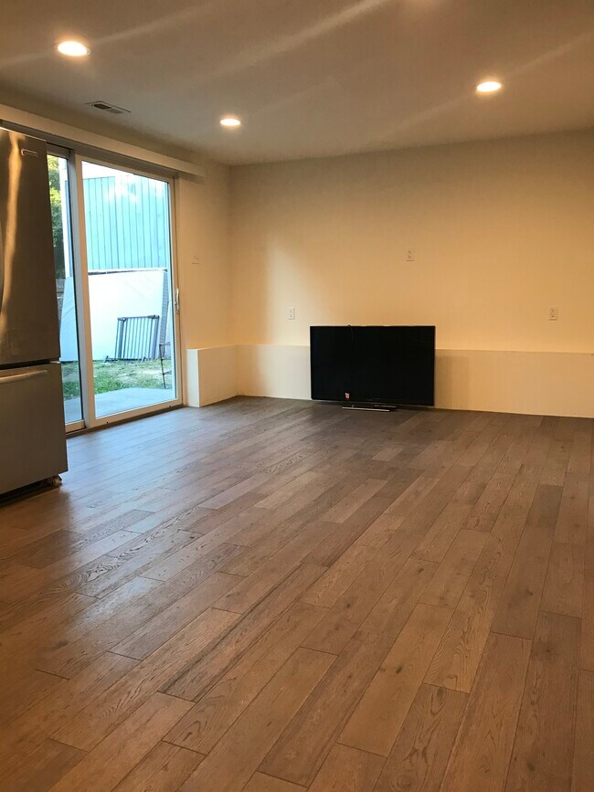 AMPLIA SALA DE ESTAR CON VESTIDOR - 3412 177th Pl SW