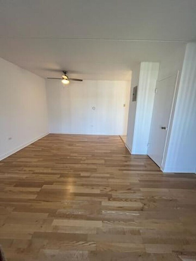 Foto del edificio - Elmhurst One Bedroom Apartment ~ Parking I...