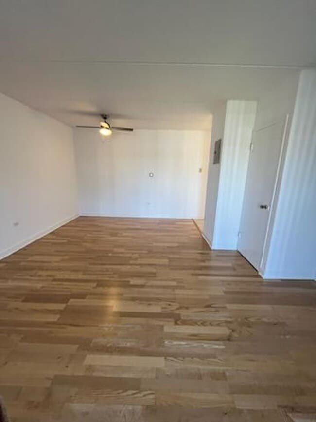 Building Photo - Elmhurst One Bedroom Apartment ~ Parking I...