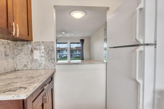 Foto del edificio - 9911 Sandalfoot Blvd