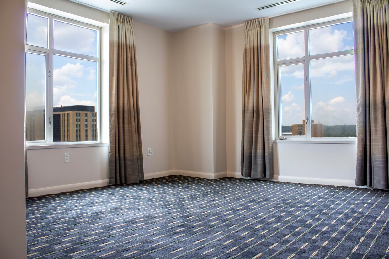 Dormitorio sin amueblar con baño privado. - Broadway Plaza - Mayo Clinic