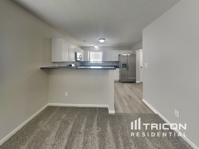 Foto del edificio - 8033 Lake Tree Cir