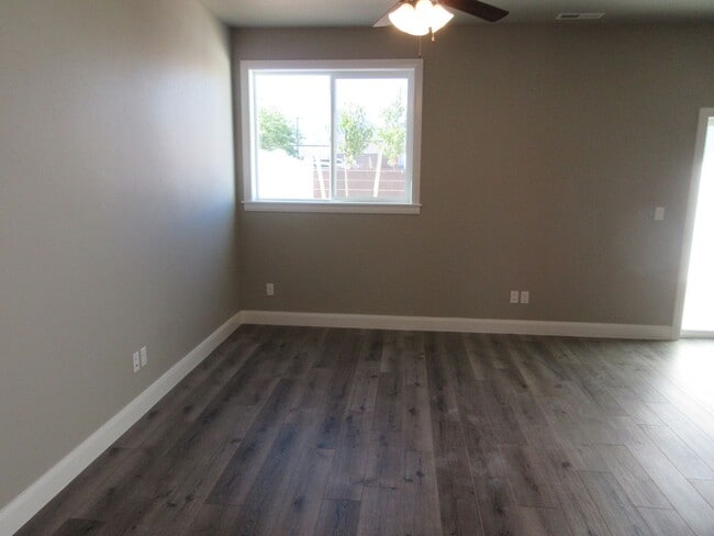 Building Photo - 3 bedroom, 2.5 bath - Newer town home livi...