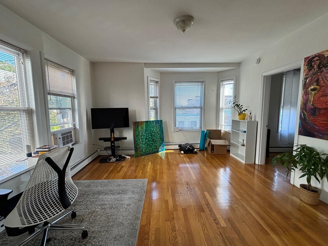 Primary Photo - 2 Craigie St