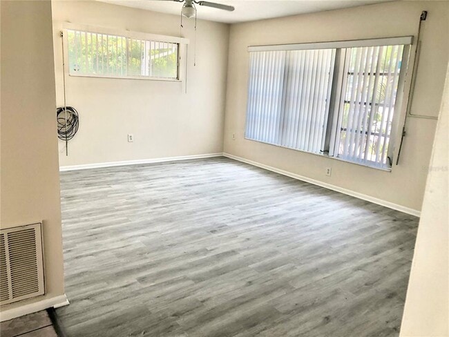 Foto del edificio - 804 67th Ave Terrace W