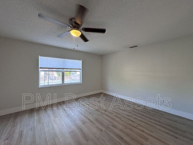Building Photo - 6520 SW 41st Pl