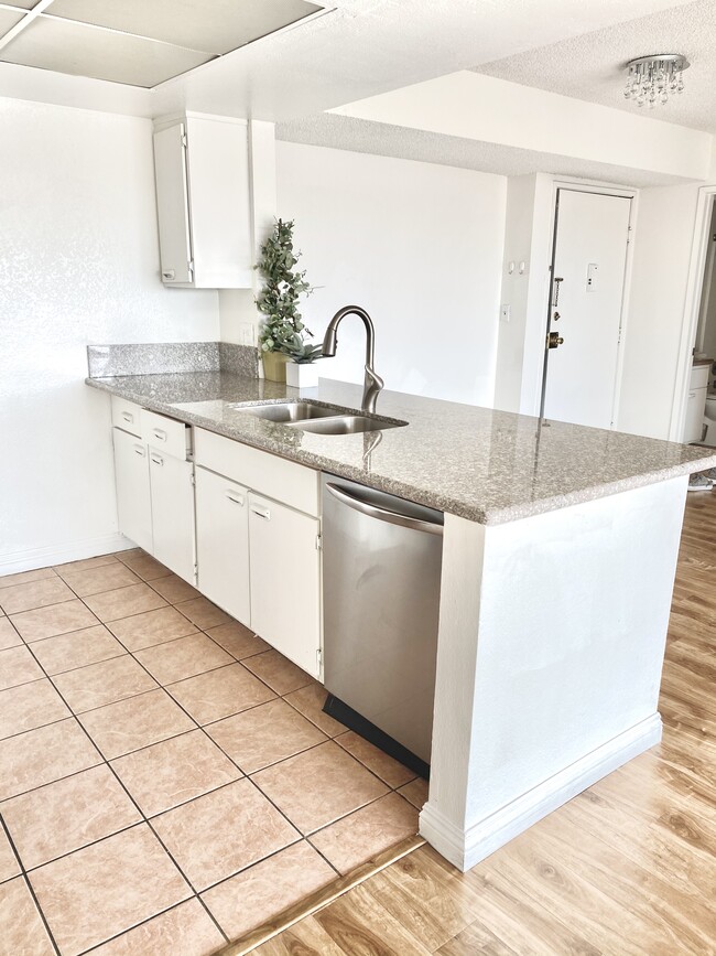 Beautiful Kitchen - 1052 S Mariposa Ave