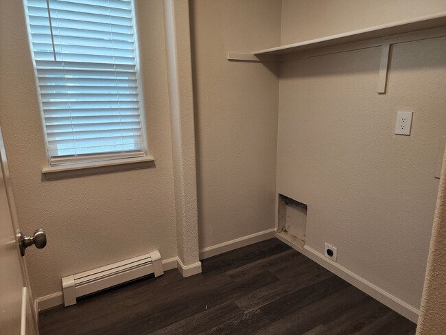 Building Photo - 4 Bed, 2 1/2 Bath in Fruitvale