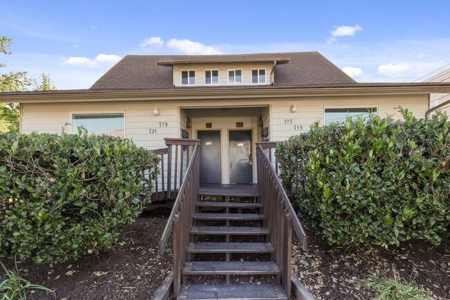Building Photo - MOVE IN READY NOW! Desirable down town location. 2 bed, 1 bath. Includes water, sewer and garbage.
