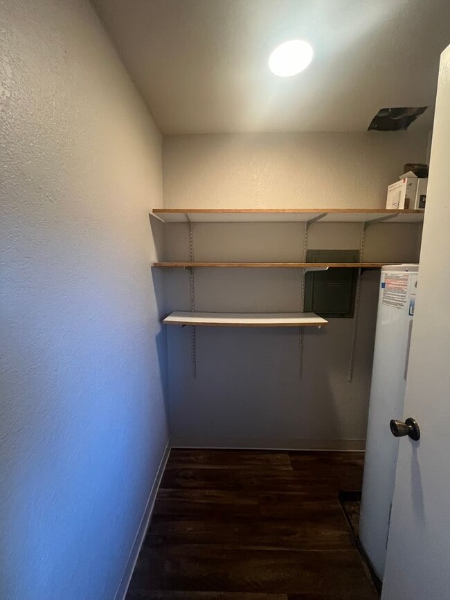 Building Photo - 2-Bedroom 1 1/2-bathroom Townhouse Style Apartment