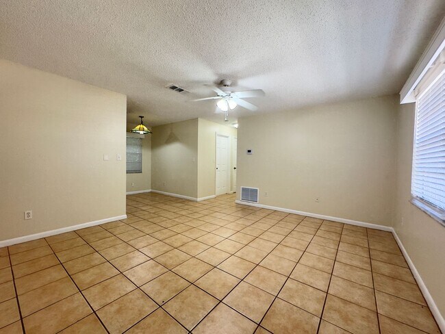 Foto del edificio - 2 Bedroom 1 Bath Duplex - Priced to Rent!