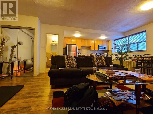 Photo du bâtiment - 1751 Victoria Park Ave