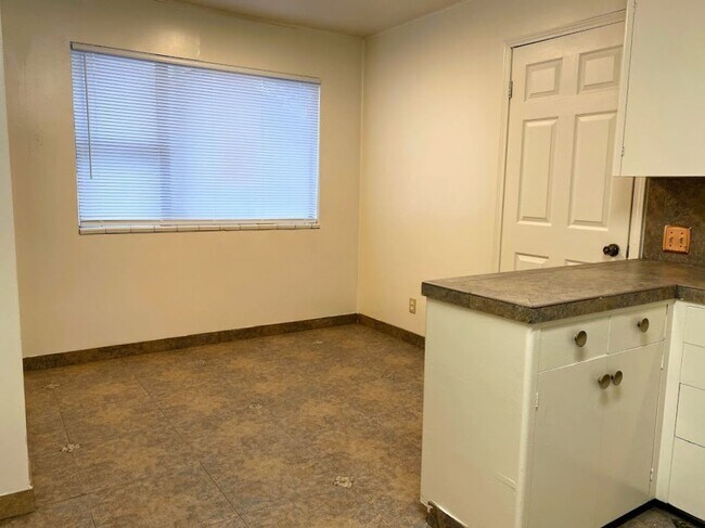 Building Photo - 3 br, 2 bath House - 622 W Pilger St