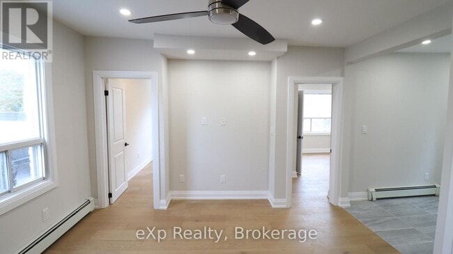 Photo du bâtiment - 2002 Queen St E