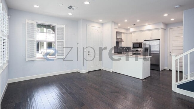 Building Photo - 111 Avellino Way