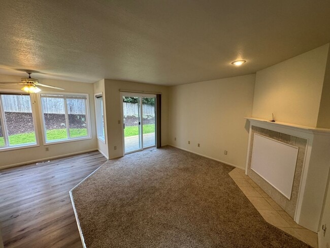 Building Photo - Single level home ~3 Bedroom ~ 2 bath House in Great Location with A/C