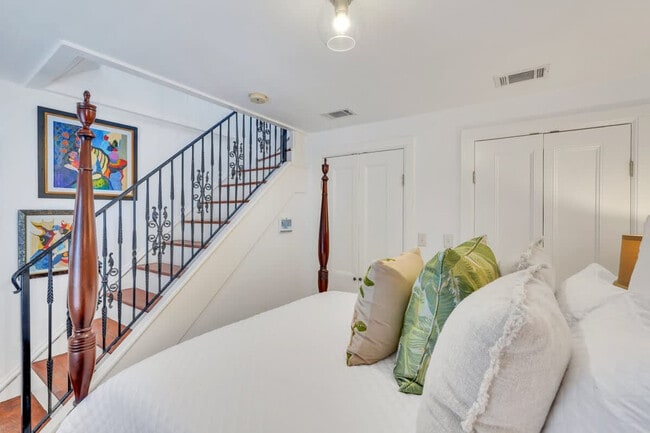 Building Photo - 9 W Gordon Ln