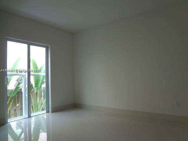 Foto del edificio - 6891 Bay Dr