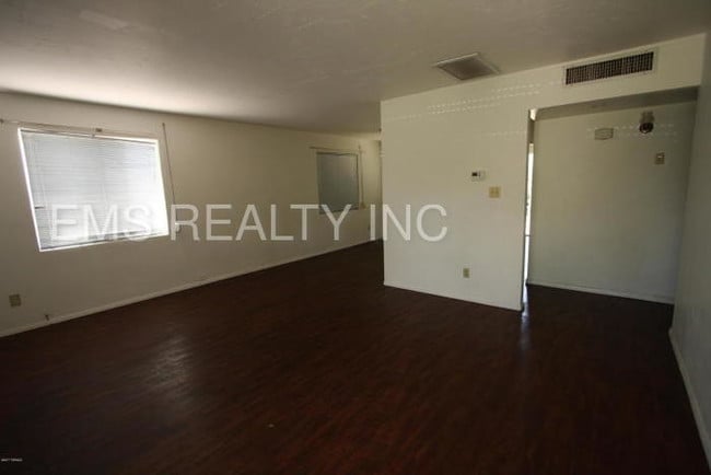 Building Photo - 1167 E Linden St