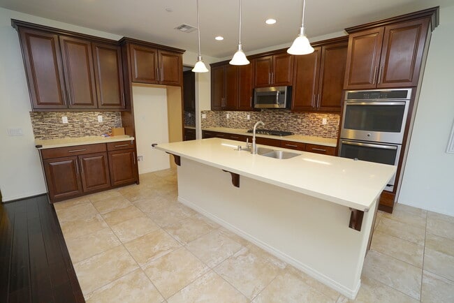 Building Photo - River Village 4 Bedroom Home in Santa Clarita.