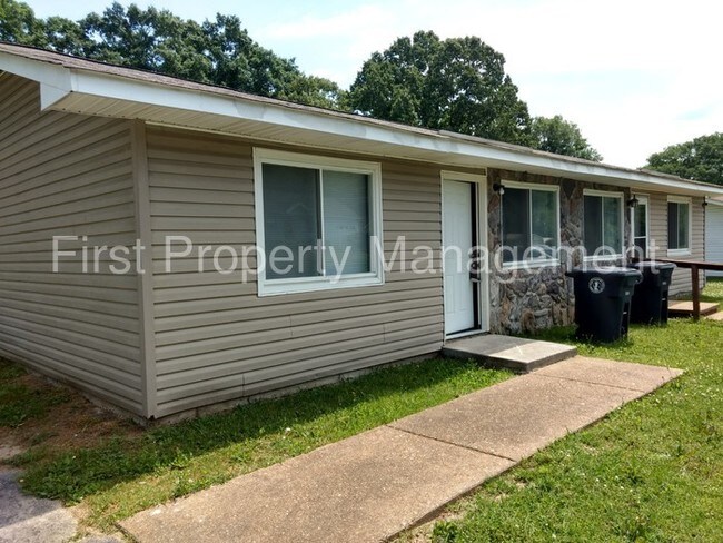 Foto del edificio - 2 bedroom 1 bath Duplex East Ridge