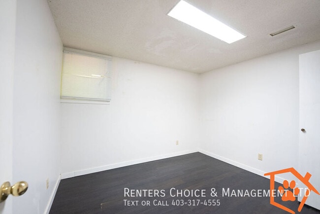 Building Photo - 3 Bedroom Basement Suite, UTILITIES INCLUDED, Assigned Parking