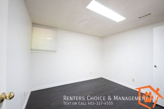 Photo du bâtiment - 3 Bedroom Basement Suite, UTILITIES INCLUDED, Assigned Parking