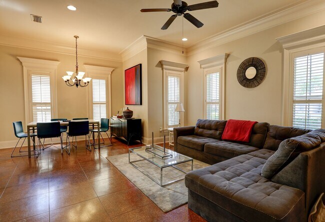 Foto del edificio - FULLY FURNISHED-  AVAILABLE NOW! 3 Bedroom / 3 Bath Fully- Furnished Brick home