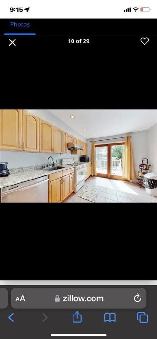 Foto del edificio - 132 Hallock Rd