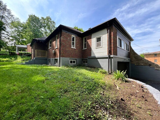 Building Photo - Renovated and charming Golf Manor Home